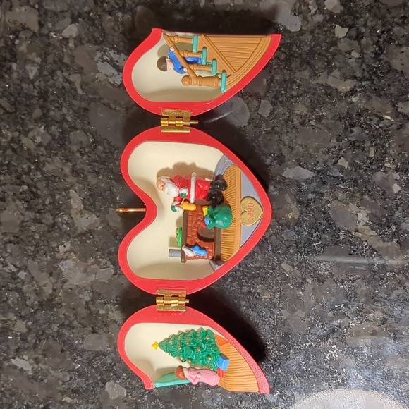 Hearts of Christmas Hallmark Keepsake 1990 - Picture 4 of 6